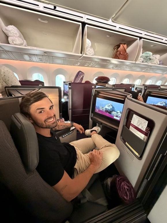 Aloysio em classe executiva da Qatar Airways com milhas