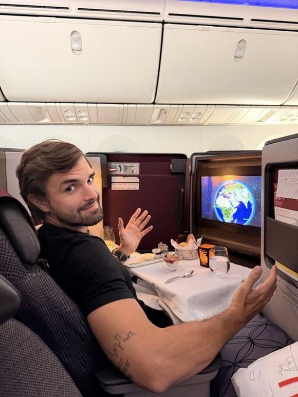 Aloysio no jantar a bordo em classe executiva da Qatar Airways