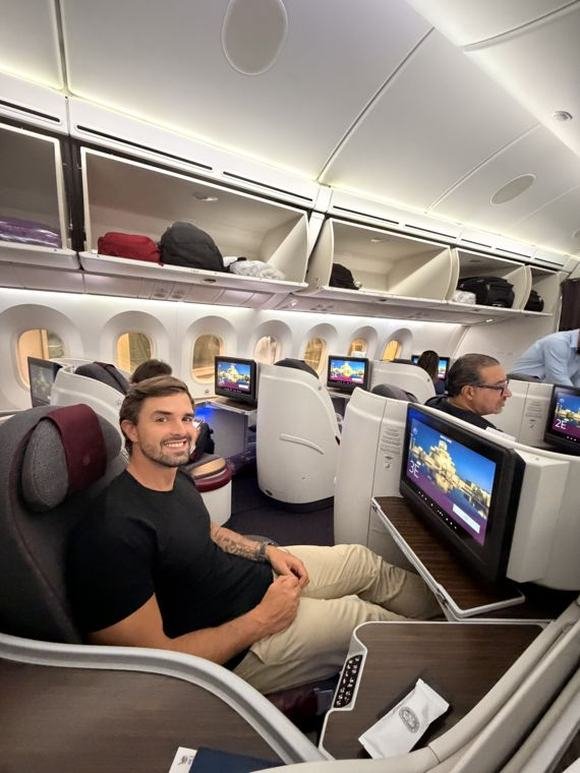 Aloysio em classe executiva da Qatar Airways com milhas