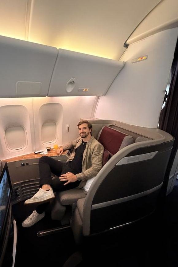 Aloysio em primeira classe da Qatar Airways com milhas