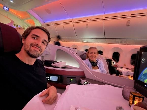 Aloysio com acompanhante em classe executiva da Qatar Airways